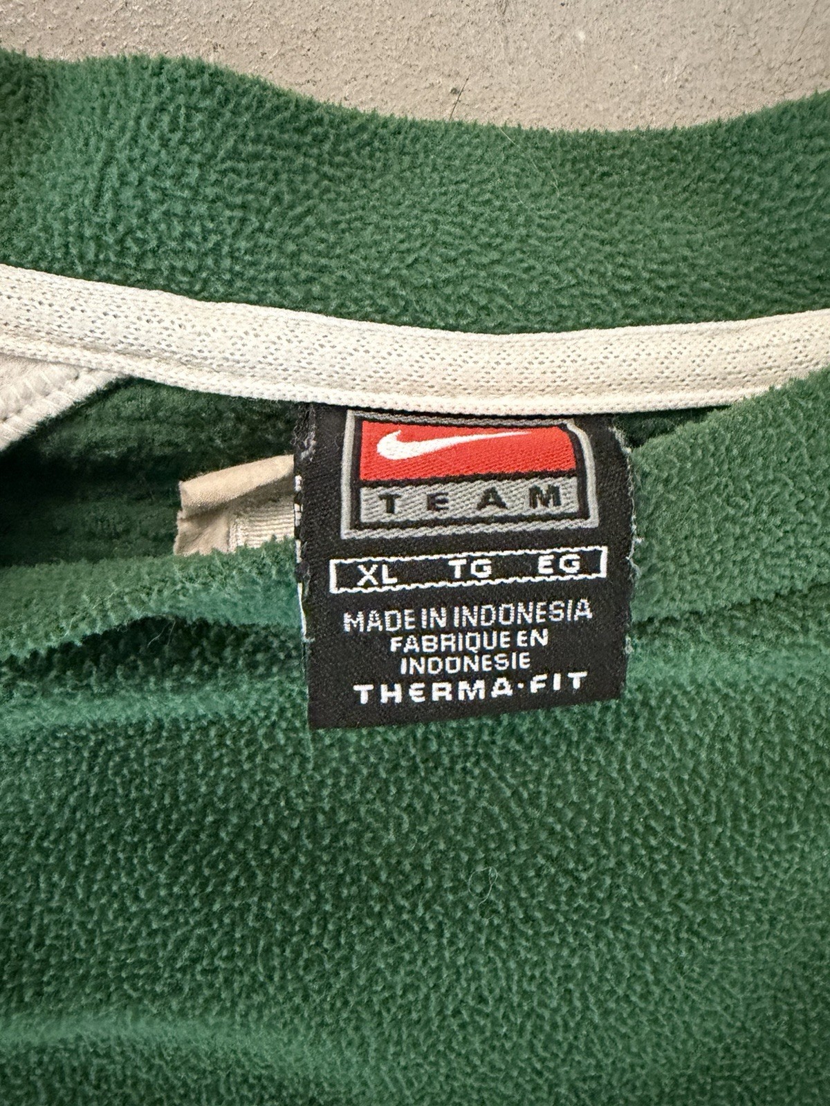 2000’s Nike Team Therma-FIT Men's XL Green/White kewaskum Crewneck Pullover gallery