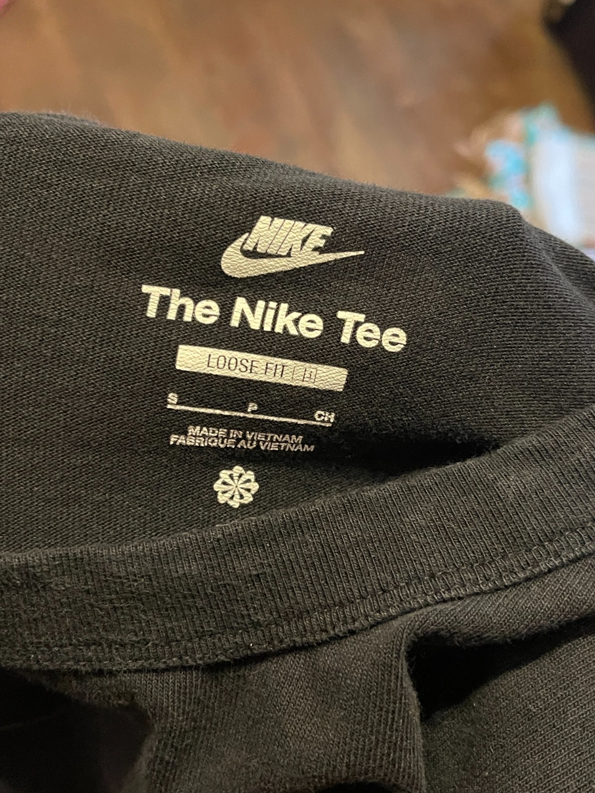 Nike Sportswear Premium Essentials Long-Sleeve Shirt Size Small Pocket All Black gallery