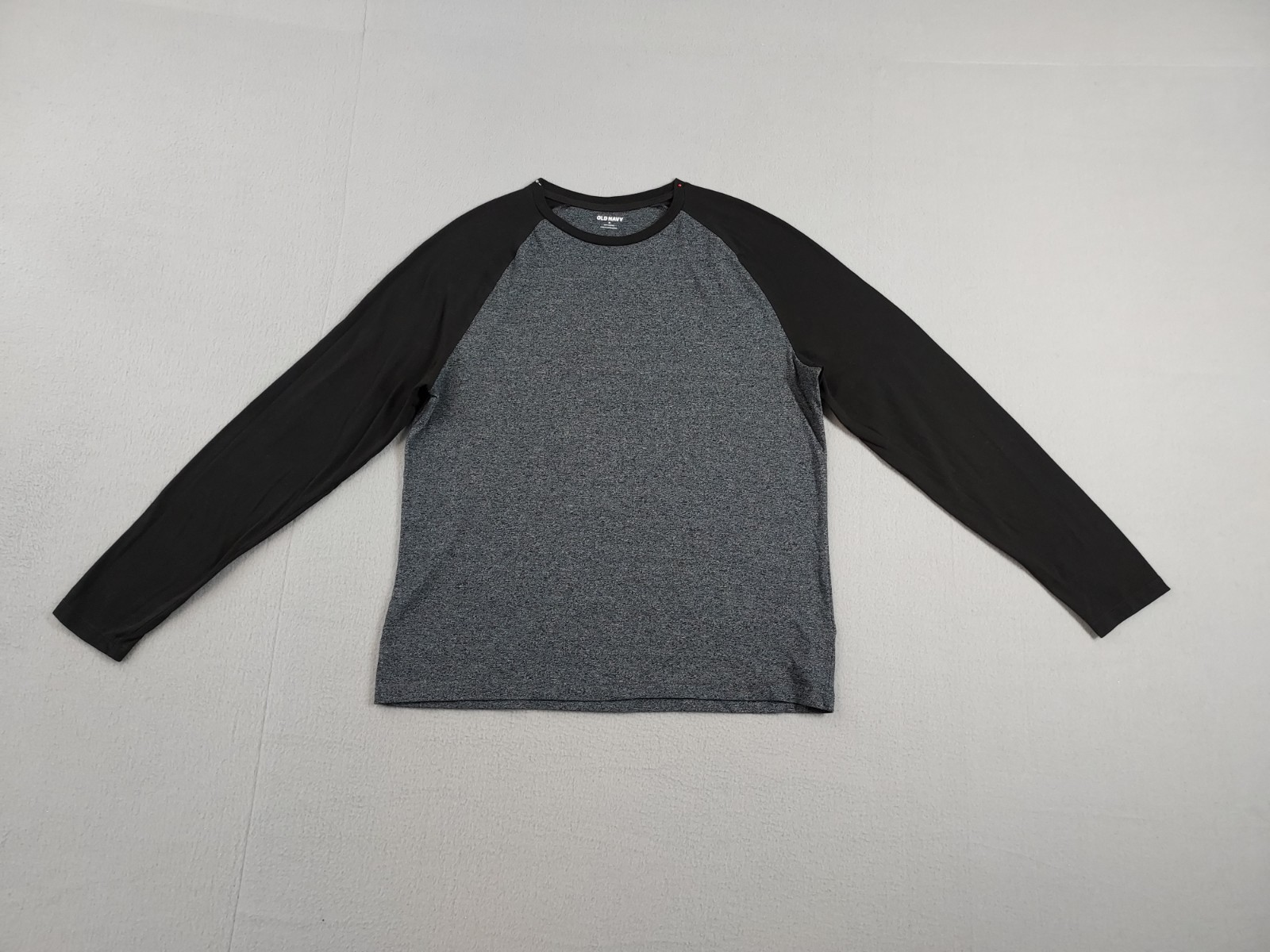Old Navy Men Athletic Top M Black Gray Crew Neck Long Raglan Sleeve Logo Active gallery