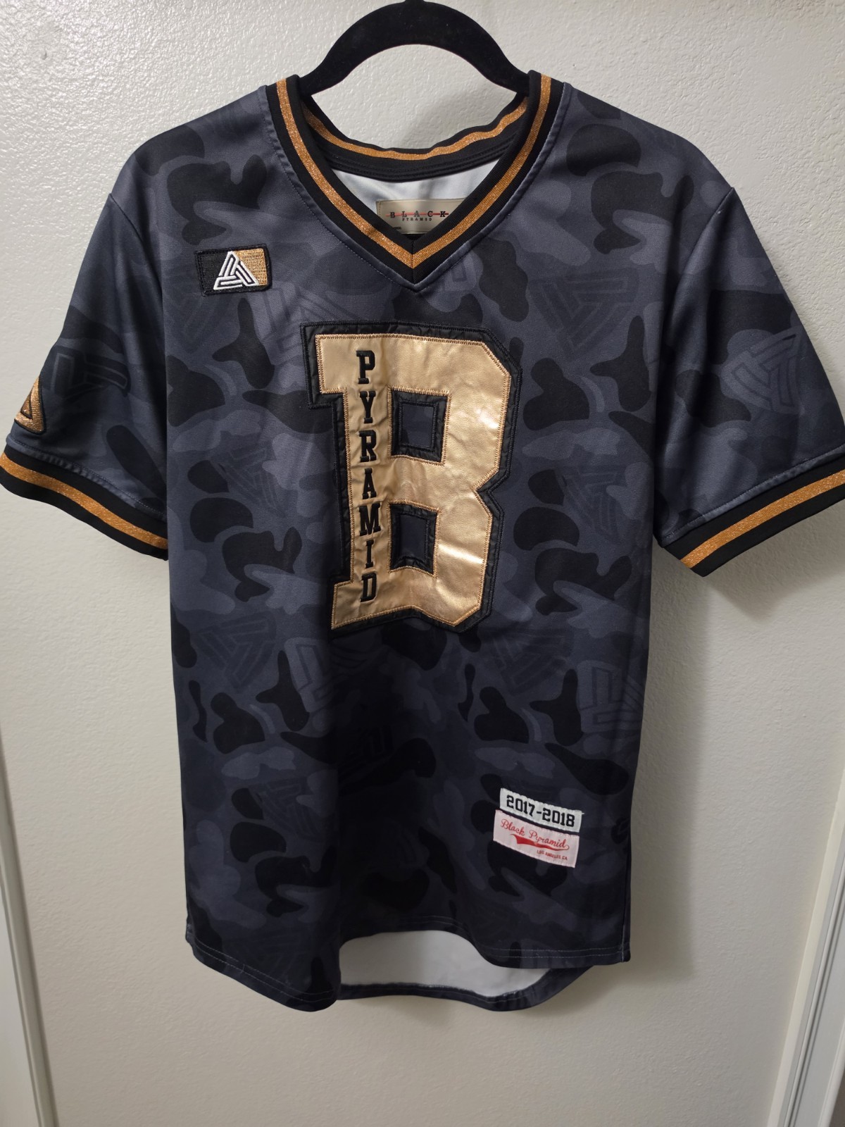 Black Pyramid Jersey Shirt Men's Size Medium gallery