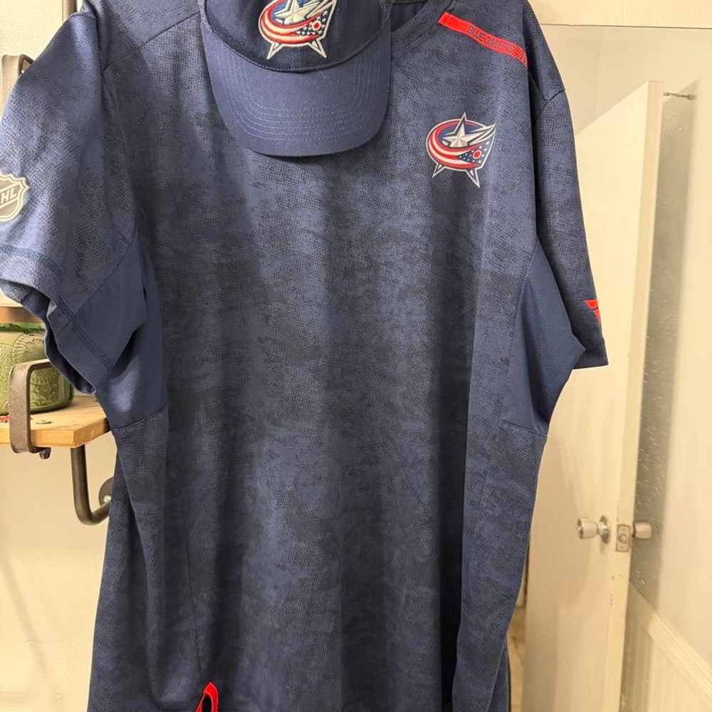 Nhl Men's Navy and Blue Top