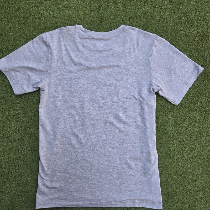 ALO Yoga Mens Performance Tee Shirt Small Light Gray gallery
