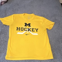 Nike Pro Dri-FIT Michigan Hockey Yellow Graphic Logo Crewneck T-Shirt Men’s M