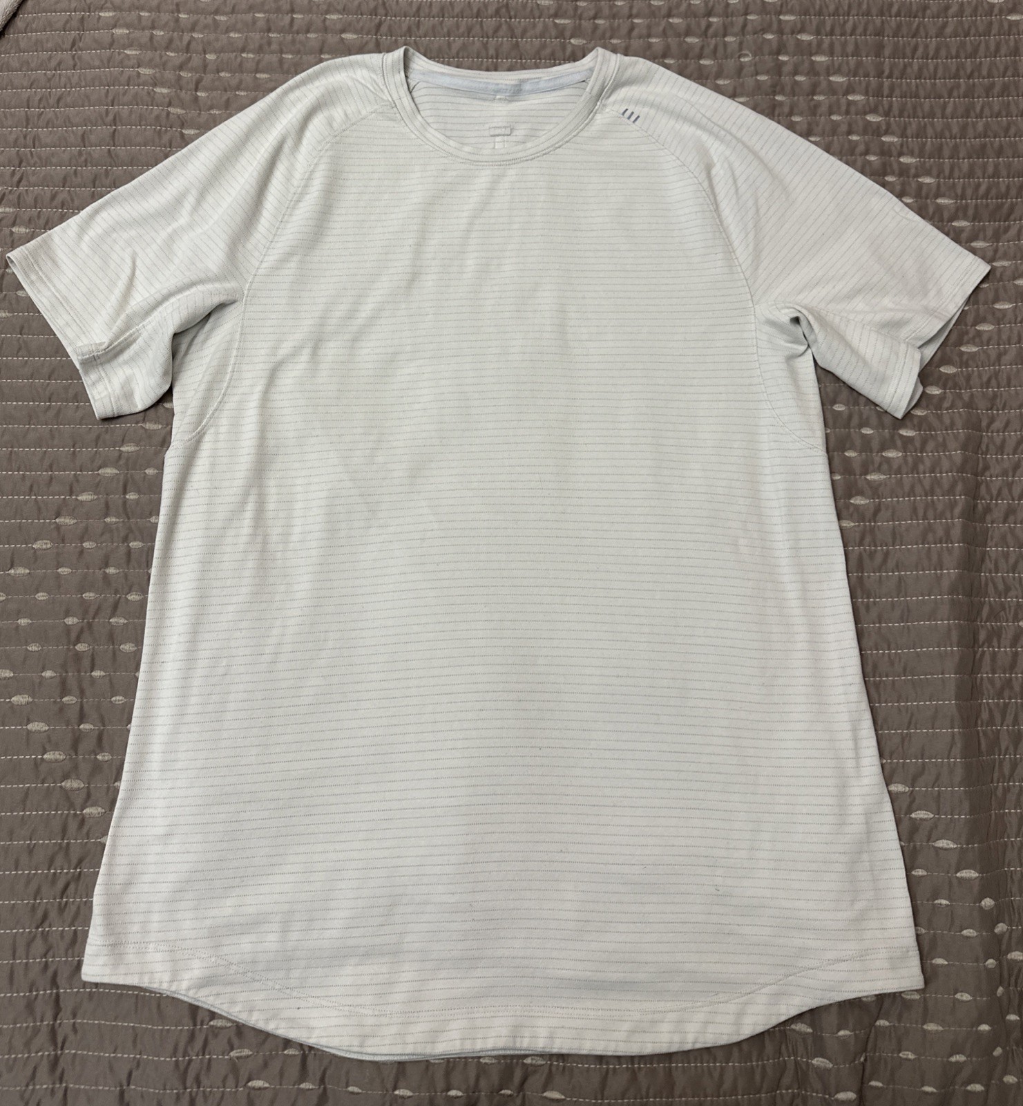 Lululemon Better Each Day Curve Hem Shirt Mens Sz L Light Gray Short Sleeve gallery