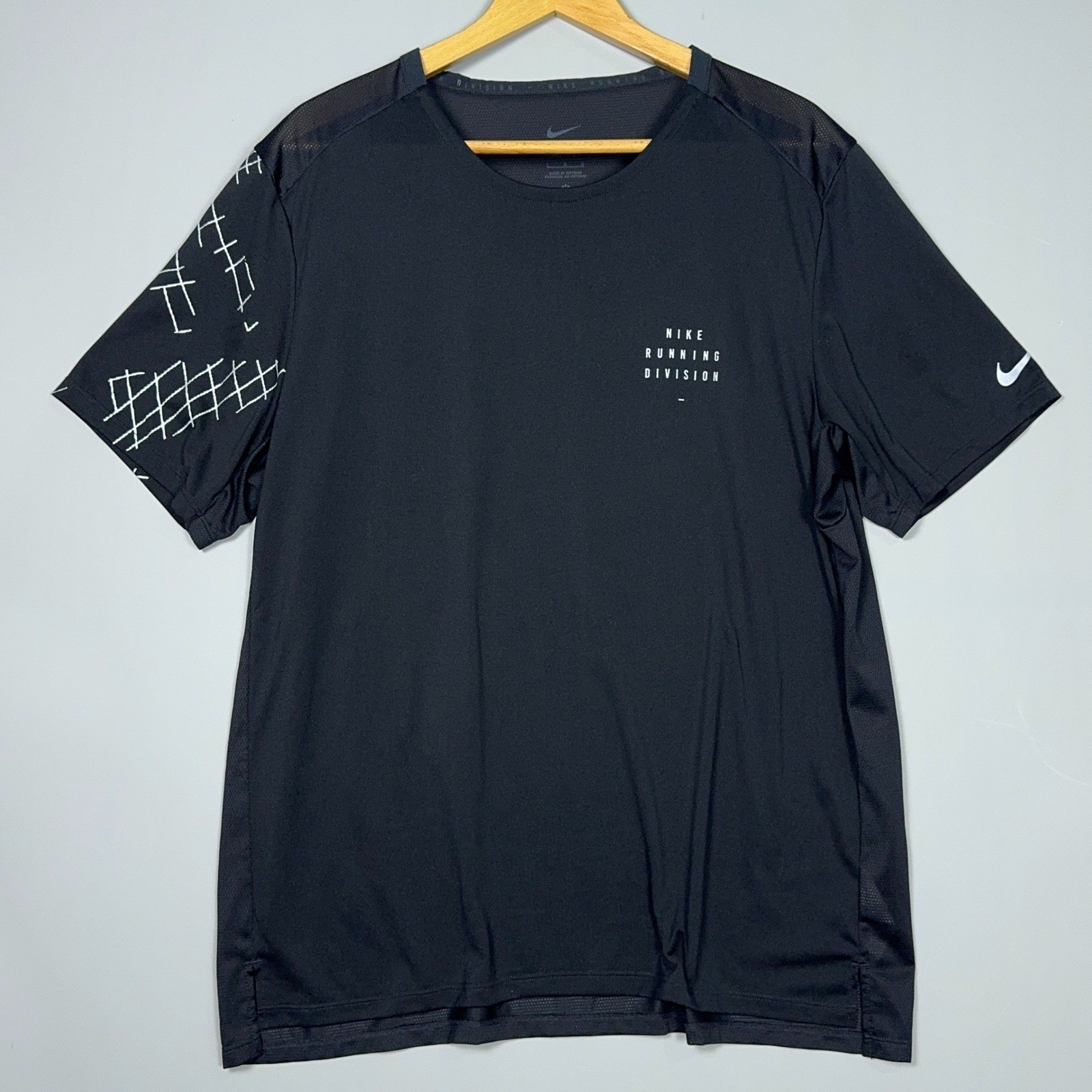 Nike Running Division Rise 365 T-shirt Mens Large Black Athletic Gorpcore Gym gallery