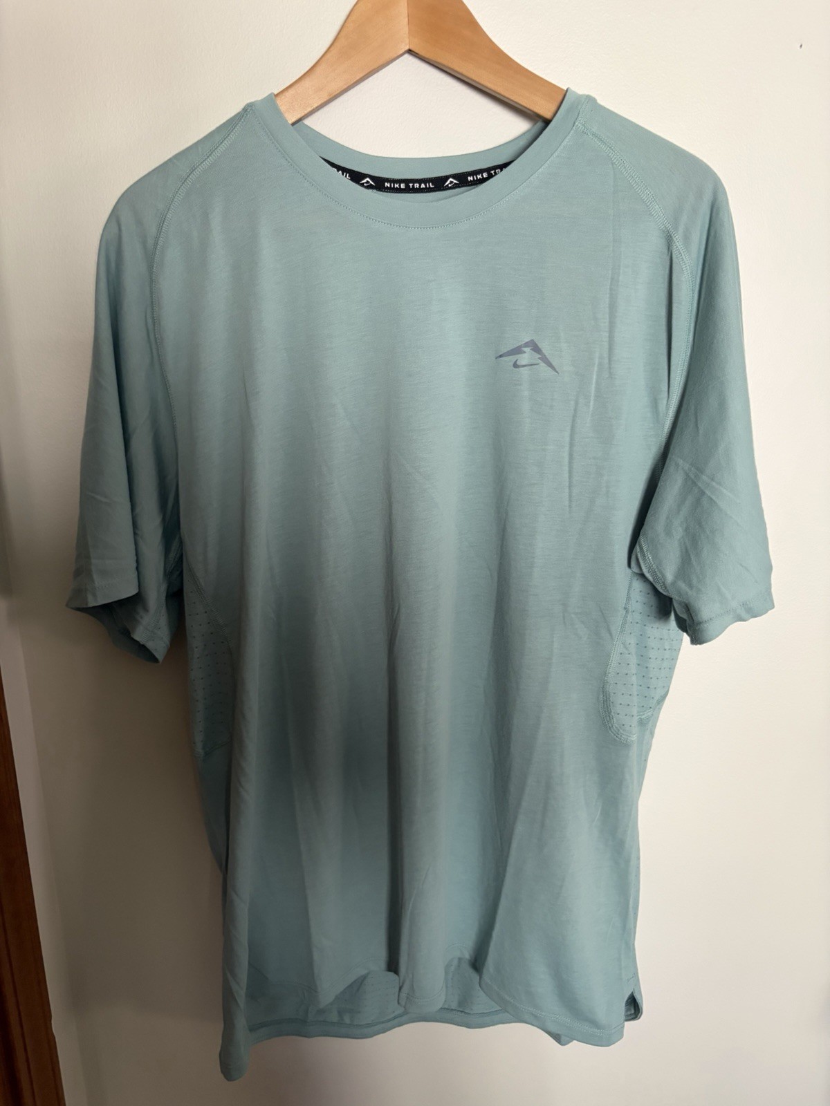 Nike Dri Fit ADV Trail Solar Chase Running Shirt Green Size Large HJ3580-017 gallery