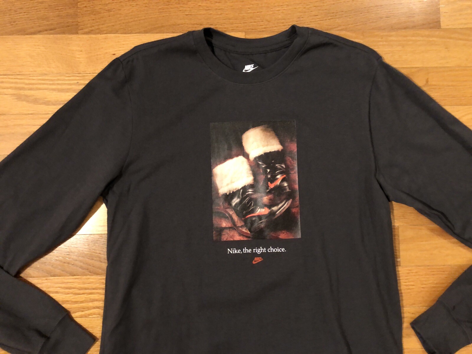 New S Nike Sportswear Santa’s Boots Holiday Christmas Shirt Grey FB9039-099 Men gallery