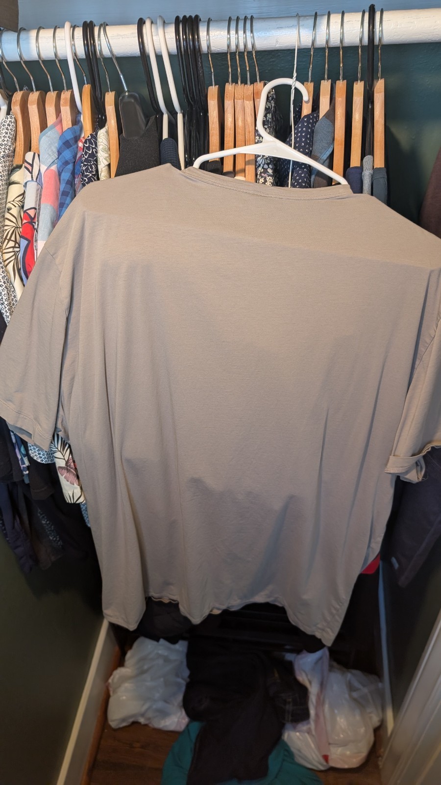 Vuori Men's Short Sleeve Tee Light Camel Size XXL - Small stain on front gallery
