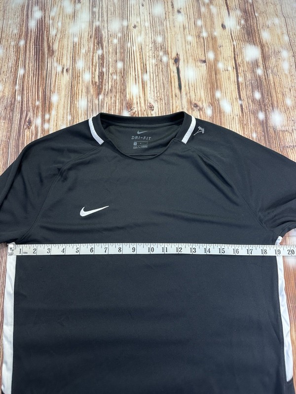 Nike Men’s Black Long Sleeve Dri-FIT Training Top with White Accents Size Medium gallery