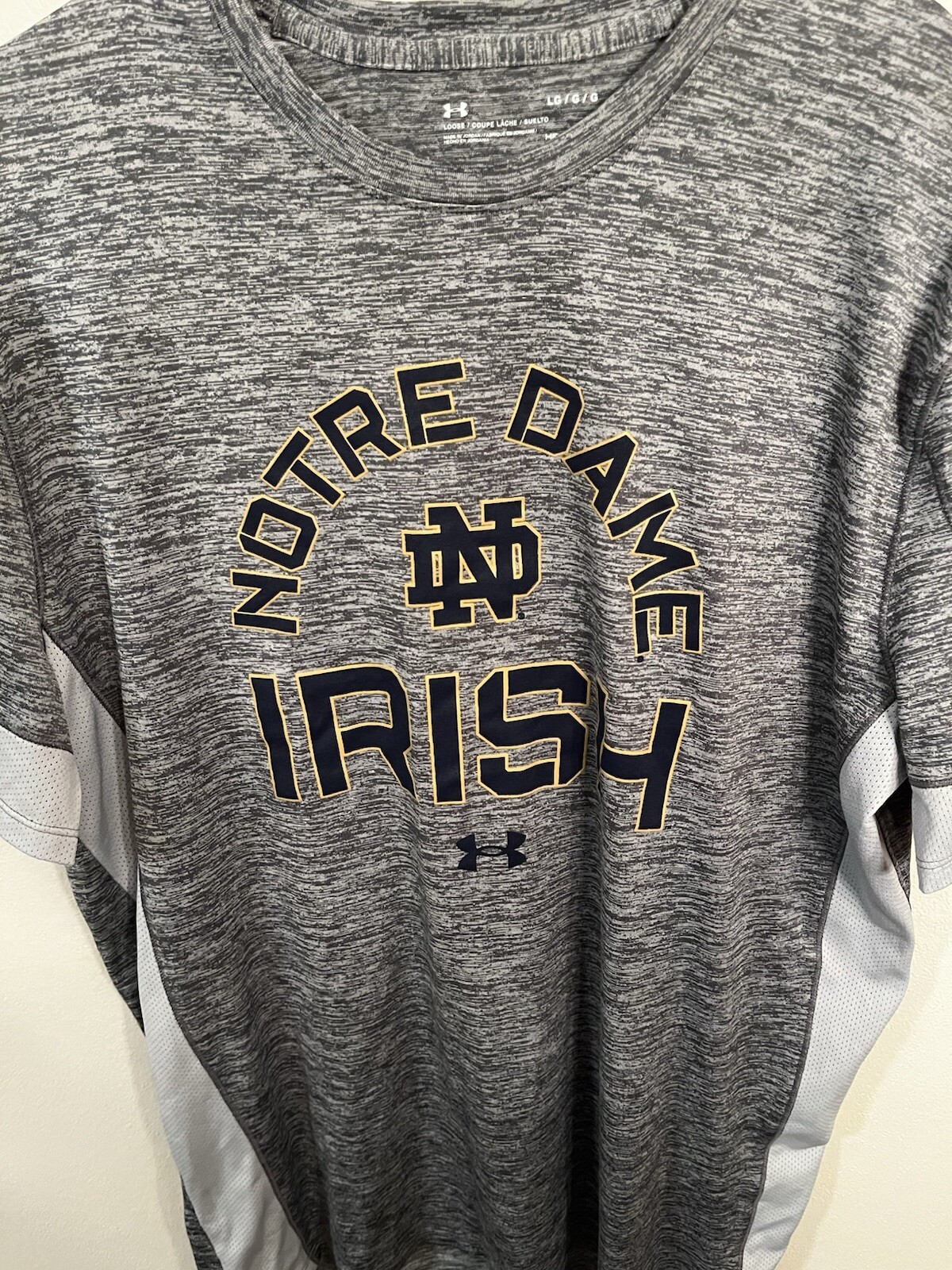 Under Armour Notre Dame Men’s Medium Heat Gear Loose Fitting Tee Gray White gallery