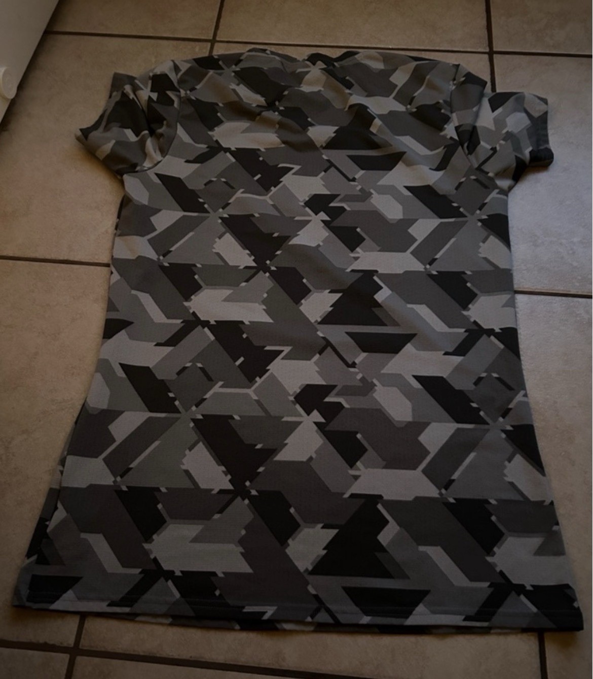 Gymshark Grey & Black Camo Performance Tee Men’s Size Small gallery
