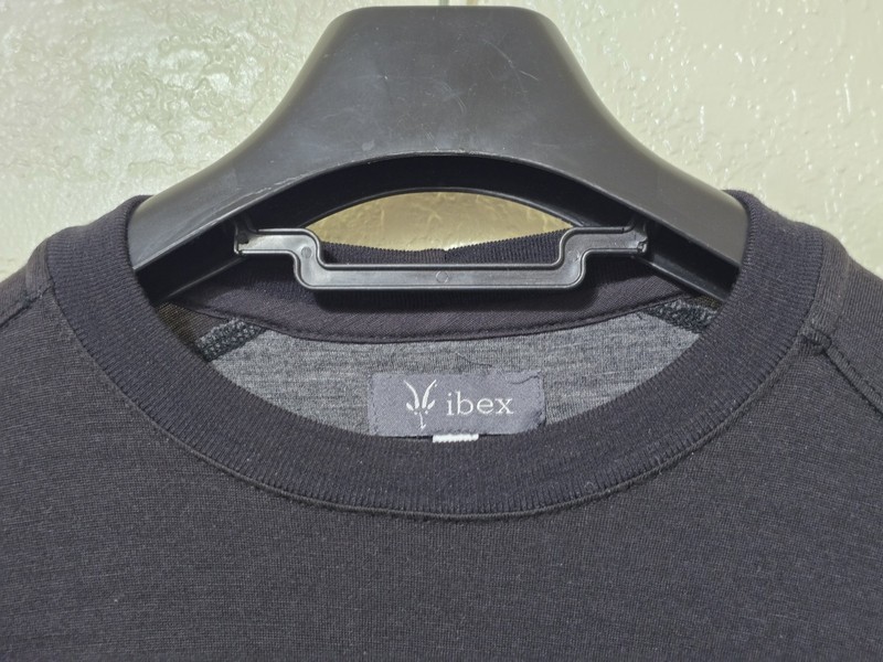 IBEX Men's Heathered Black Merino Wool Long Sleeve Crew Base Layer Small gallery