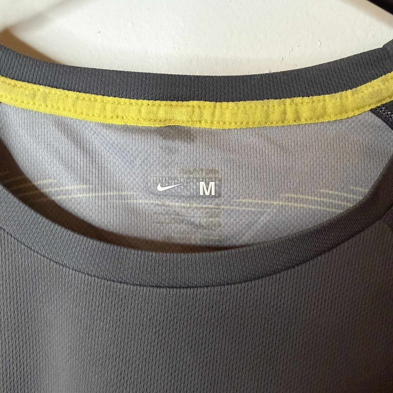 Nike Run Club Men Dri-Fit Shirt Medium gallery