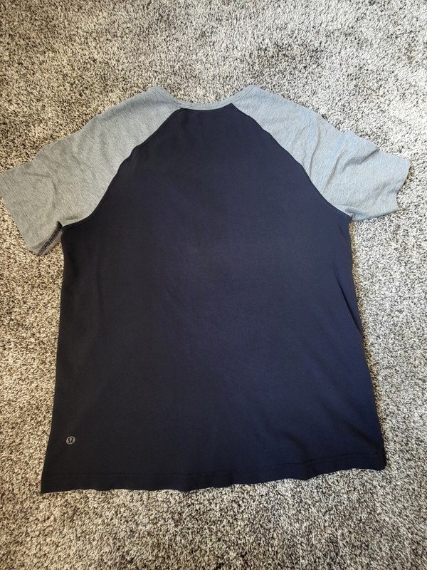 Lululemon In Your Element Pocket Tee Shirt Grey/Navy Men’s Large gallery