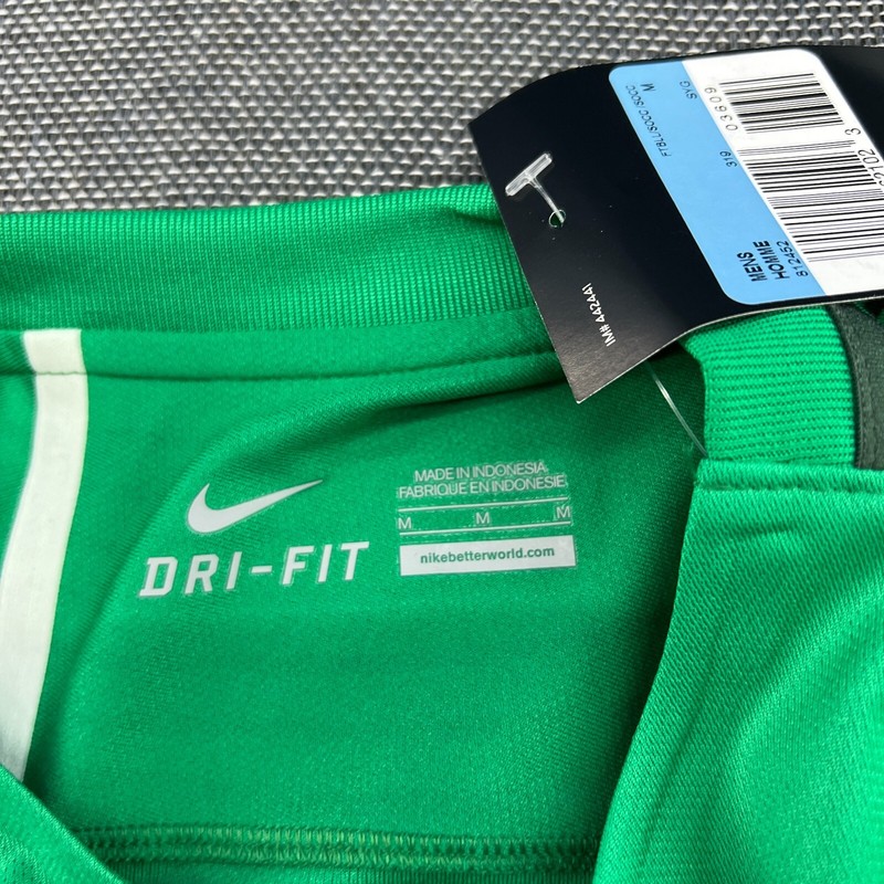 Norway Nike 2016-2017 Goalkeeper Jersey Medium Football Shirt Adult Green gallery