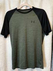 Under Armour Loose Heat Gear Olive and Black Short Sleeve Athletic Shirt | XL