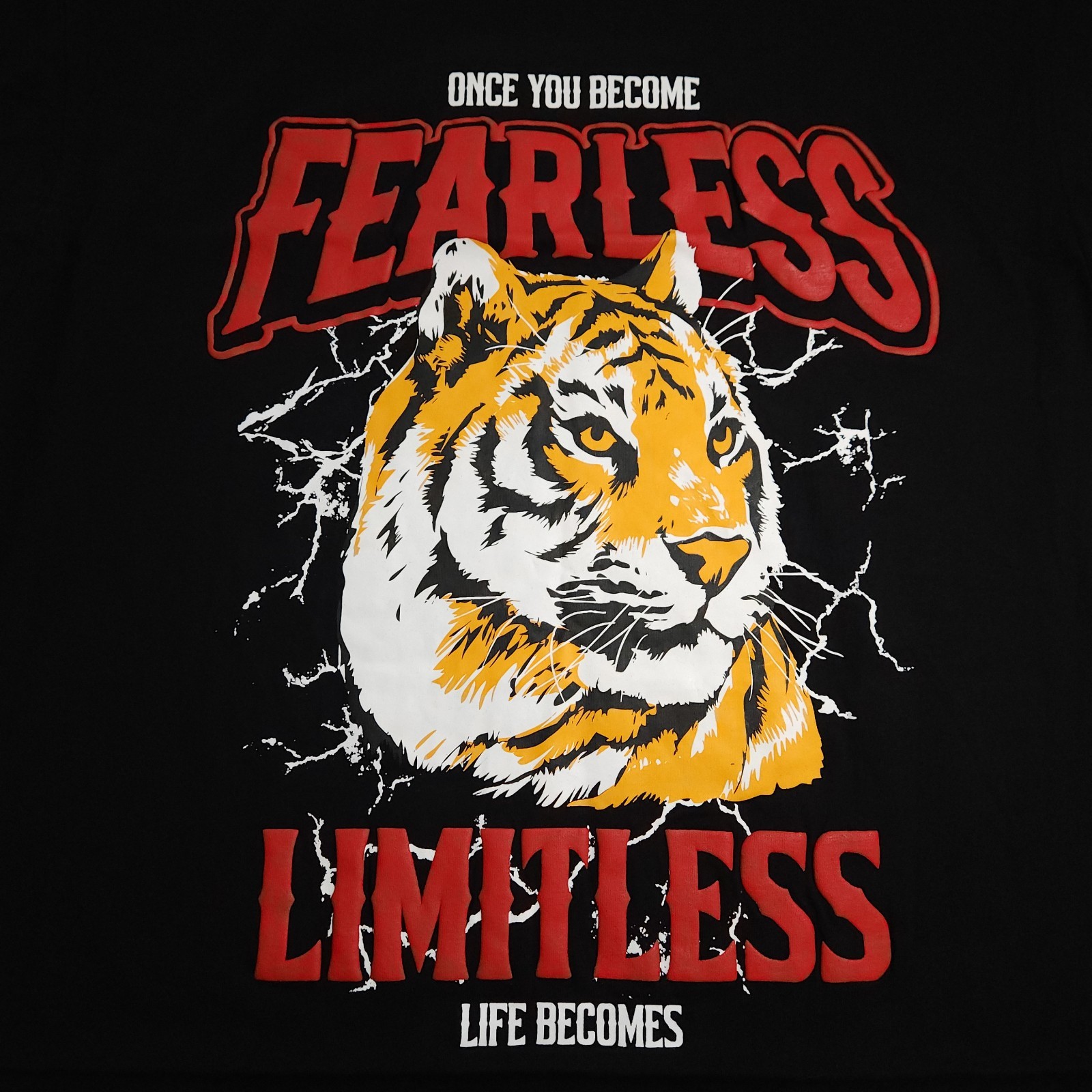 Victorious Men's Graphic Tiger Limitless Fearless XL T-shirt Brand New Y2k gallery