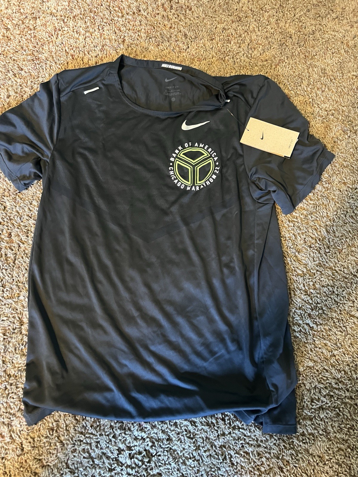 Mens Nike 2022 Chicago Marathon Short Sleeve Shirt (DX4470 045) Size Small gallery