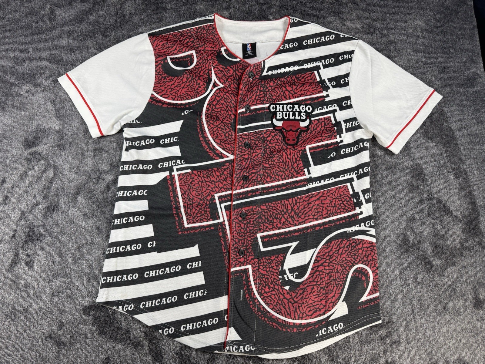 UNK Men's Size Large NBA Chicago Bulls Baseball Jersey Red White gallery