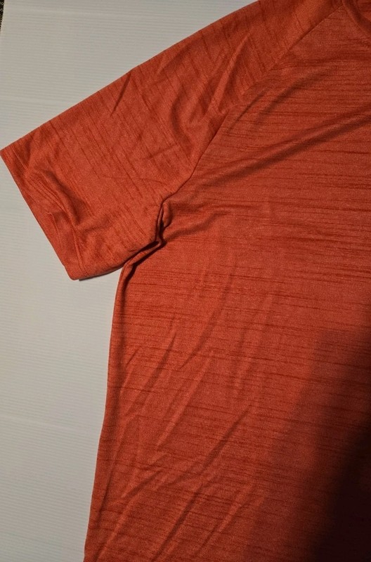 Under Armour Men's XL Red Heathered Short Sleeve T-Shirt-EUC gallery