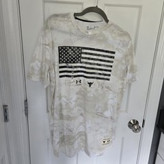 UA Pjt Rock Vet Day Flag Camo Tee Men’s Medium