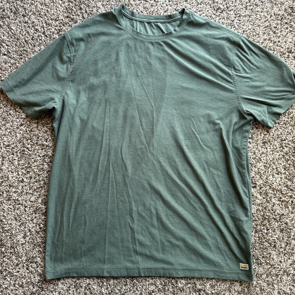 VUORI Strato Tech Performance T Shirt Mens XL Athletic Fit Green V126 Logo