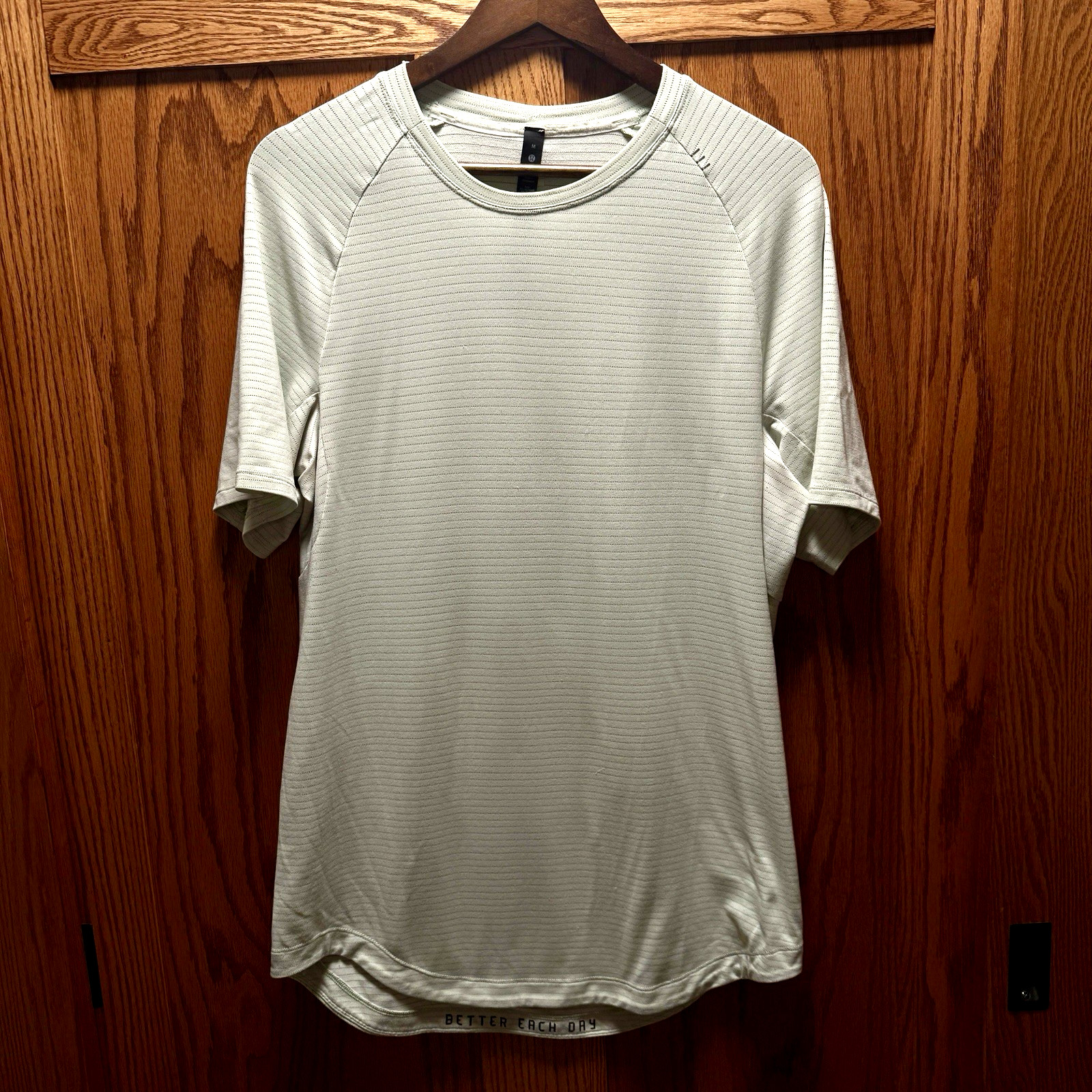 Lululemon Mens Light Mint Green Performance Shirt M Dry Sense Curve Hem gallery