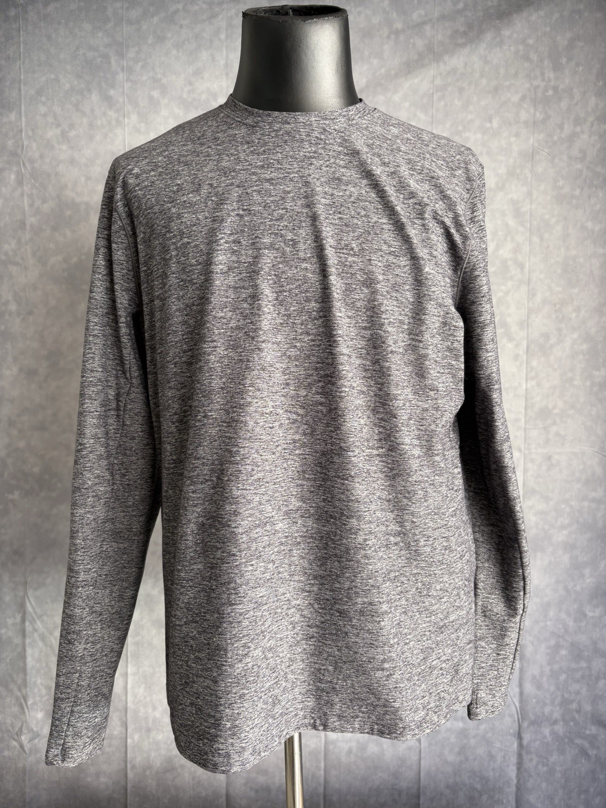 Lululemon Men’s Long Sleeve Workout Shirt Size XL Heathered Gray EUC gallery