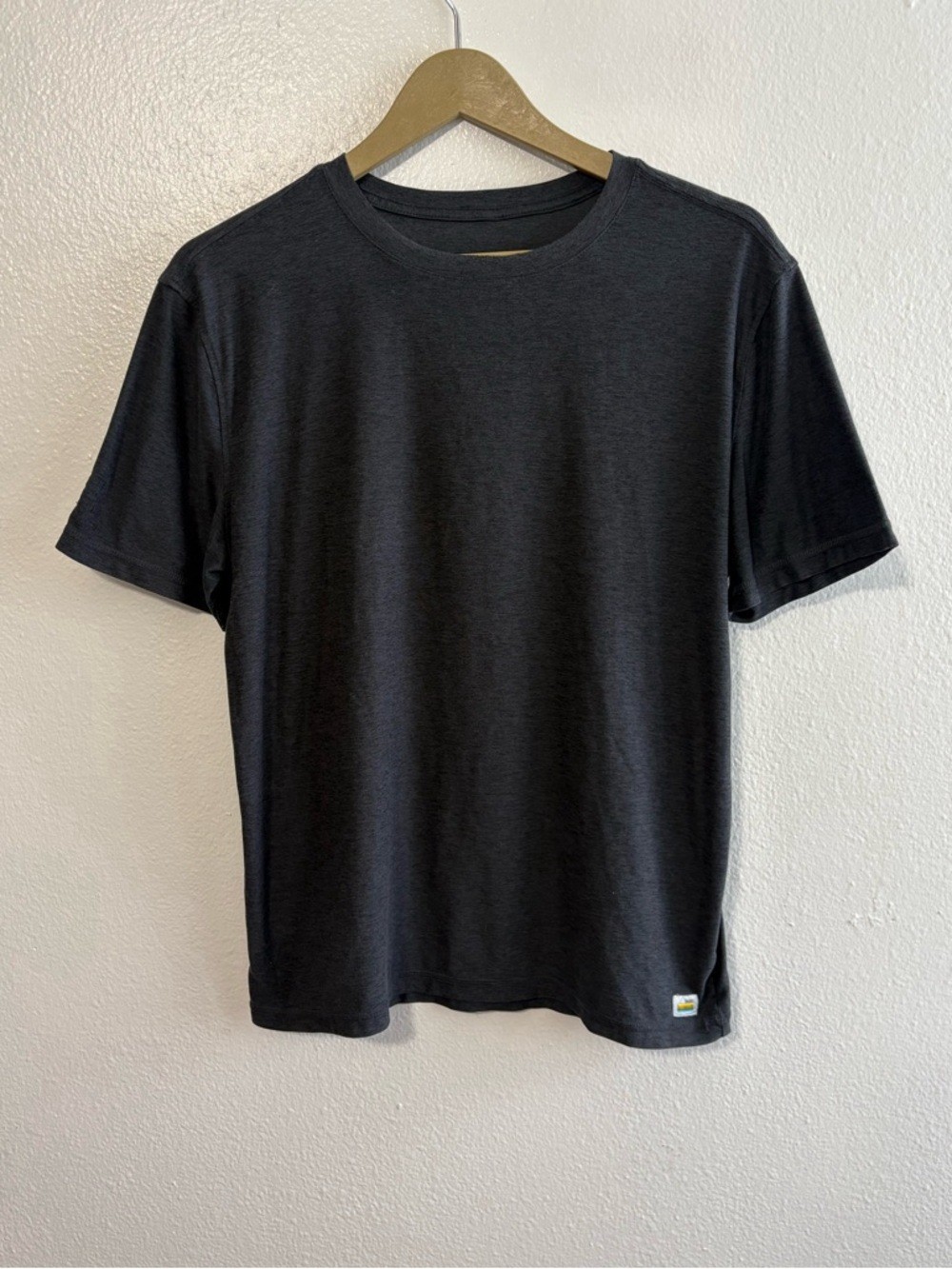 Vuori Men’s Heathered Gray Short Sleeve Tee Shirt Gym Active Running Neutral gallery