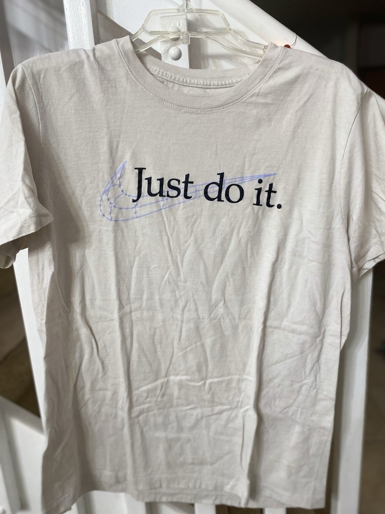 Nike Men Beige “Just Do It” Medium Tees T-shirt Blue Outline Swoosh