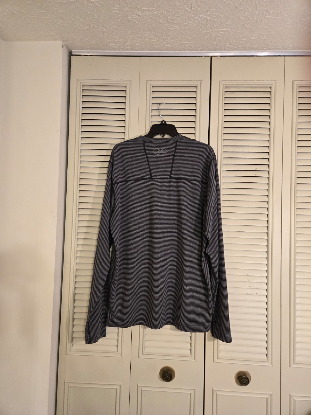 Men's Under Armour Cold Gear V-Neck Long Sleeve Shirt Gray/Black Size XL Fitted gallery