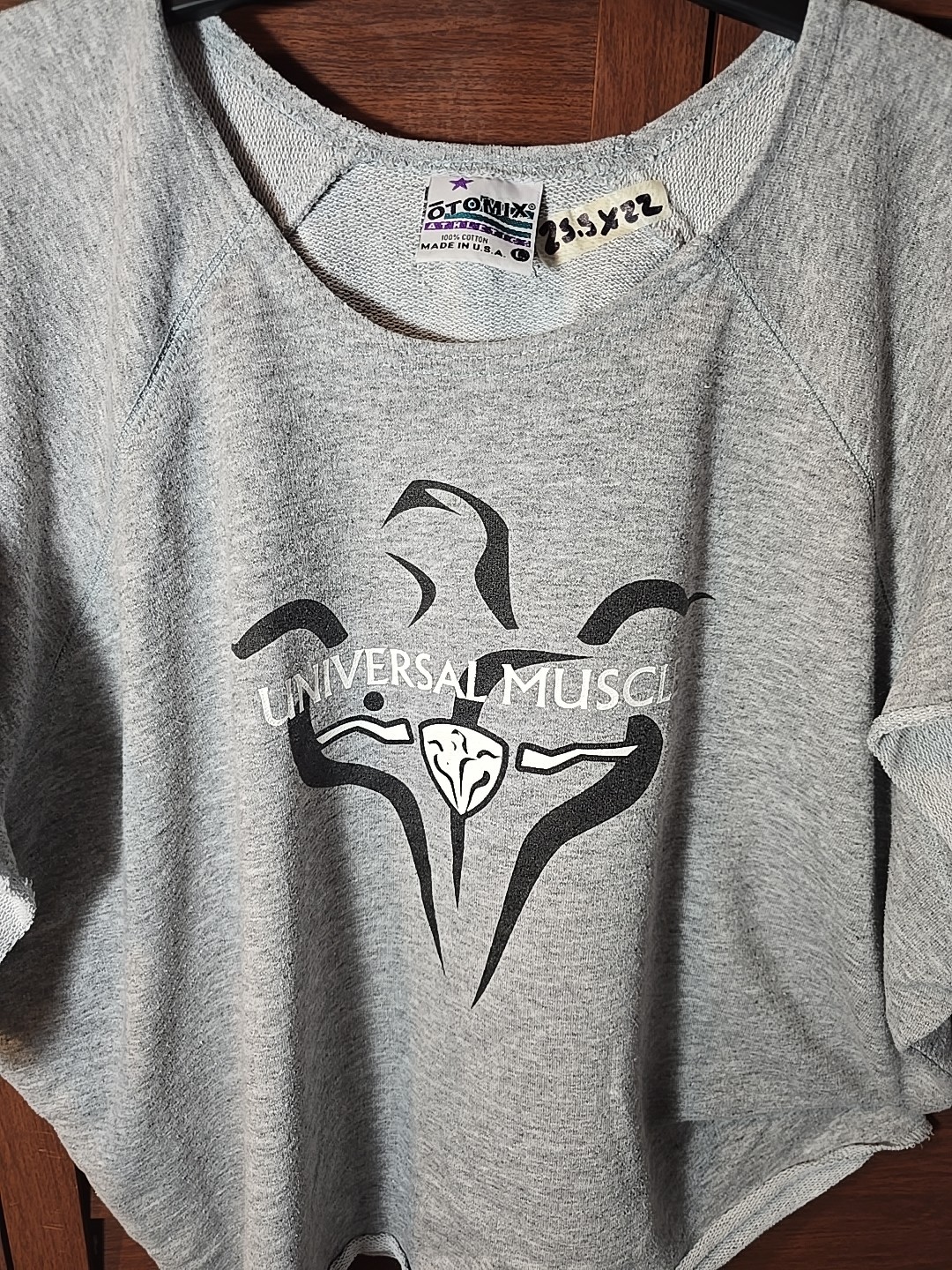 Cropped Otomix Universal Muscle Weightlifting Cover Up Shirt Size Large Gray gallery
