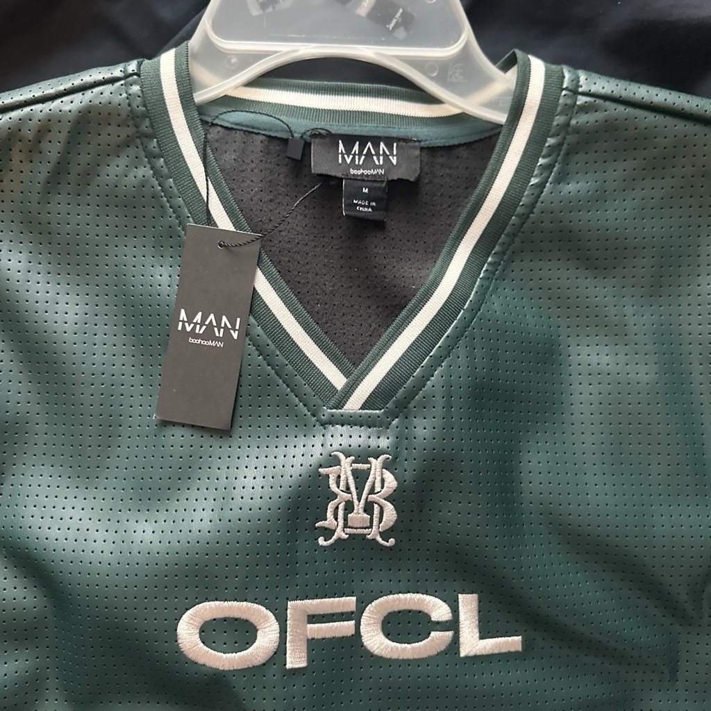 boohooMAN Men’s Mesh V-Neck Breathable Football Jersey Green/White Size M gallery