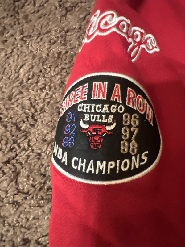 Mitchell & Ness NBA Chicago Bulls Champ City Jordan Three Peat Hoodie Medium gallery