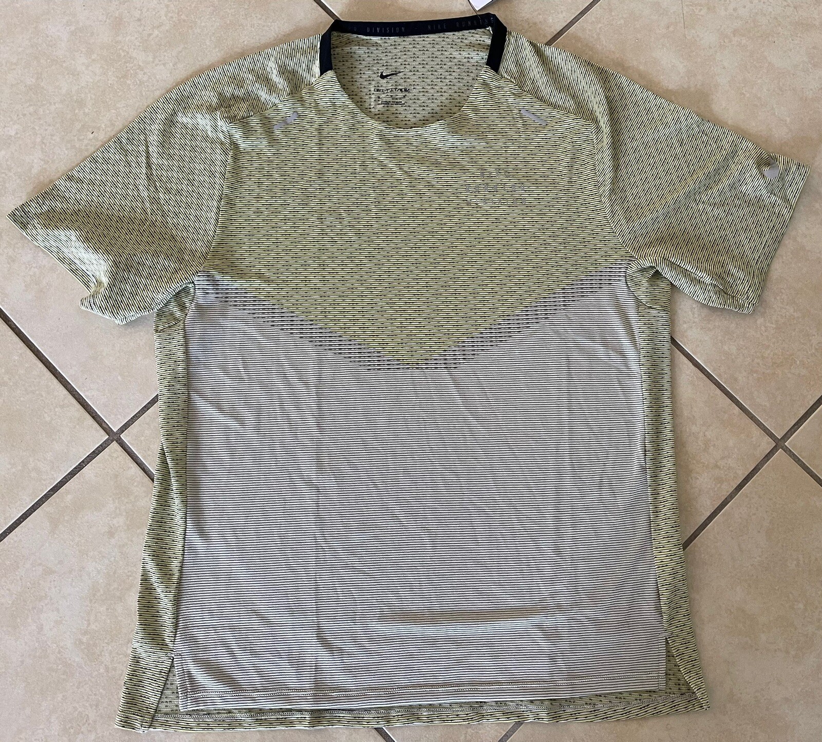 Nike Men’s Dri-Fit ADV Run Division Techknit Shirt Sz M DD4795-013 gallery