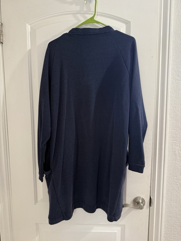 Nike Men's Medium Navy Blue Long Sleeve Activewear Top with Pockets Logo gallery