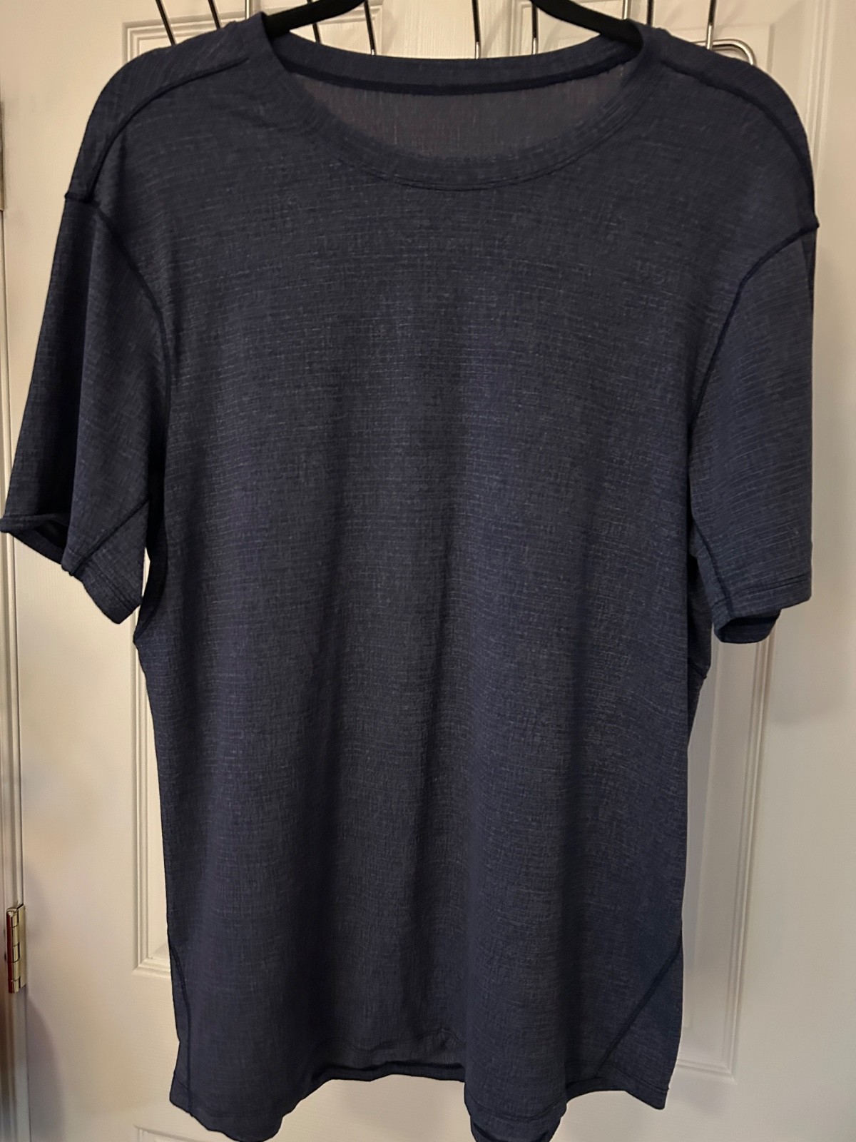Lululemon Men’s Short Sleeve T-Shirt Size Large Gray & Silver Weave -EUC gallery