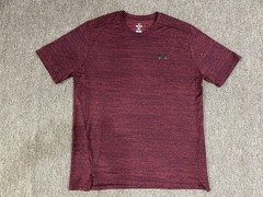 668 Under Armour Men’s Size Medium Loose Fit Short Sleeve Stretch Maroon T-Shirt