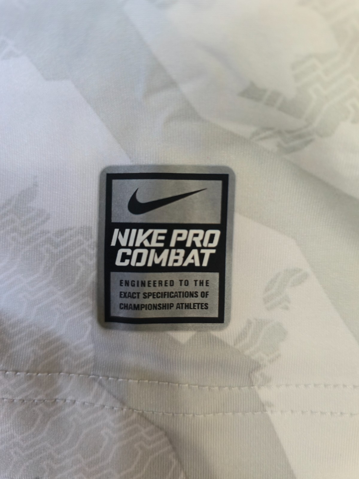 Nike Pro Combat Dri-FIT Compression Shirt Men’s Medium White Gray Camo gallery