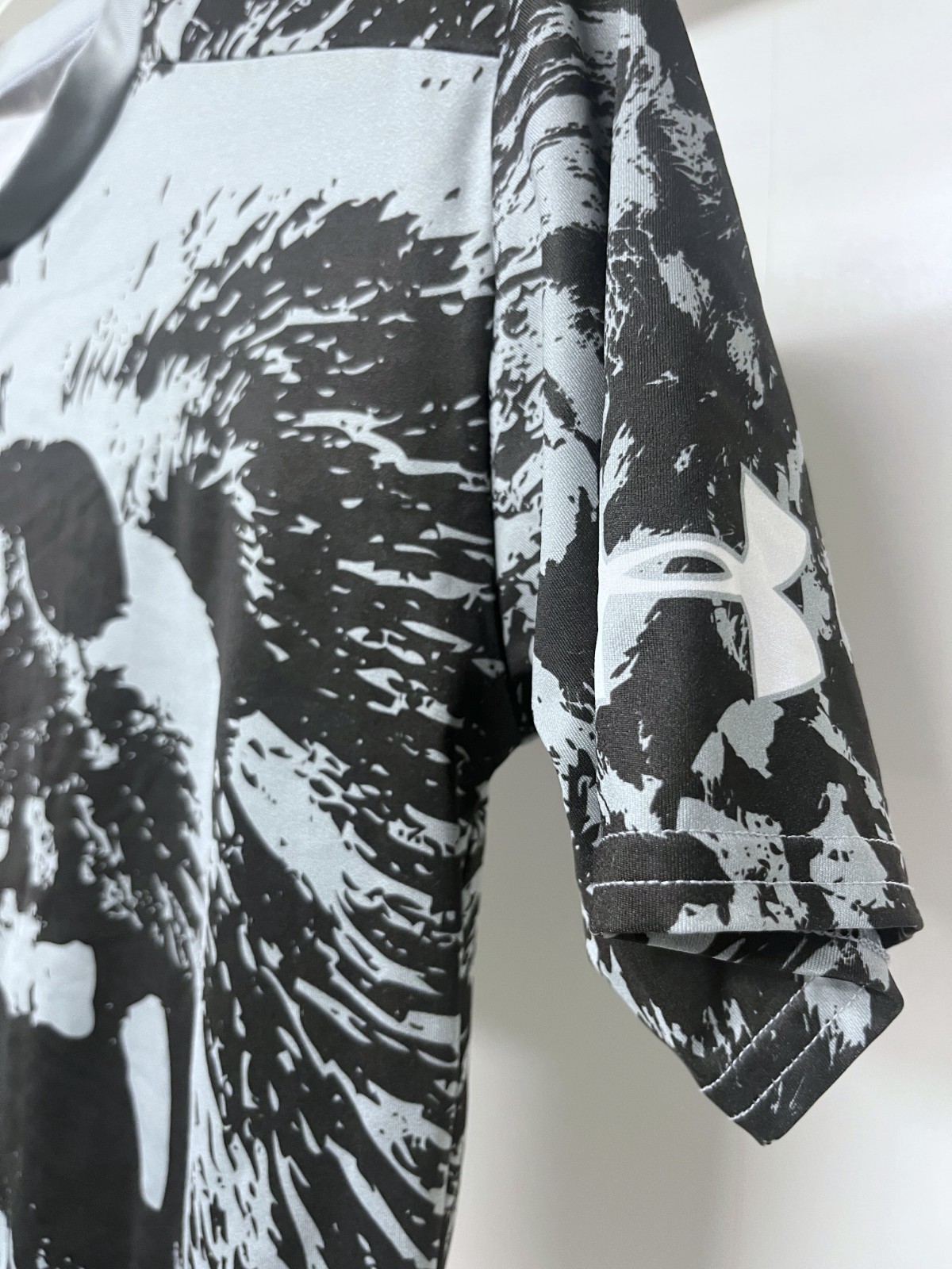 Under Armour Grizzly Bear Heat Gear Compression Shirt, SMALL - Alter Ego! gallery