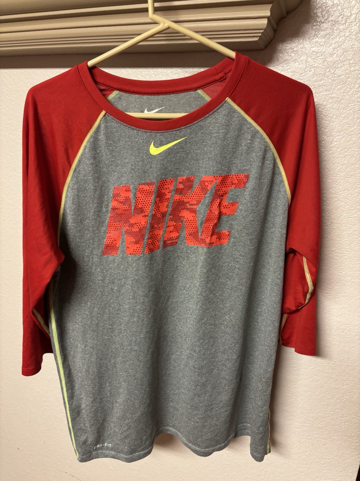 Nike Men's L Gray/Red Raglan 3/4 Sleeve Graphic Crewneck Poly Tee gallery