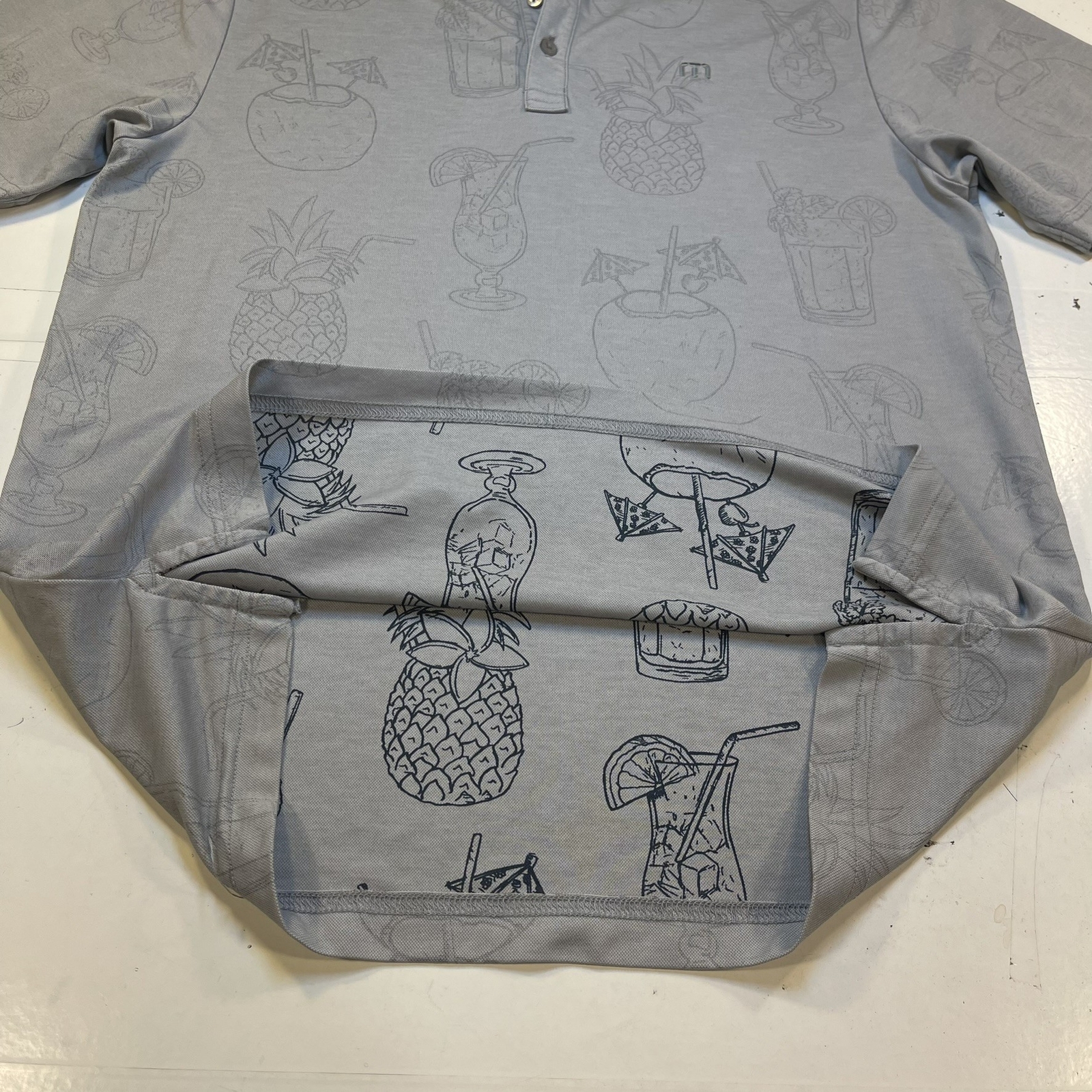 TRAVIS MATHEW Reverse Print TROPICAL COCKTAILS HAWAIIAN GOLF POLO SHIRT Mens M gallery