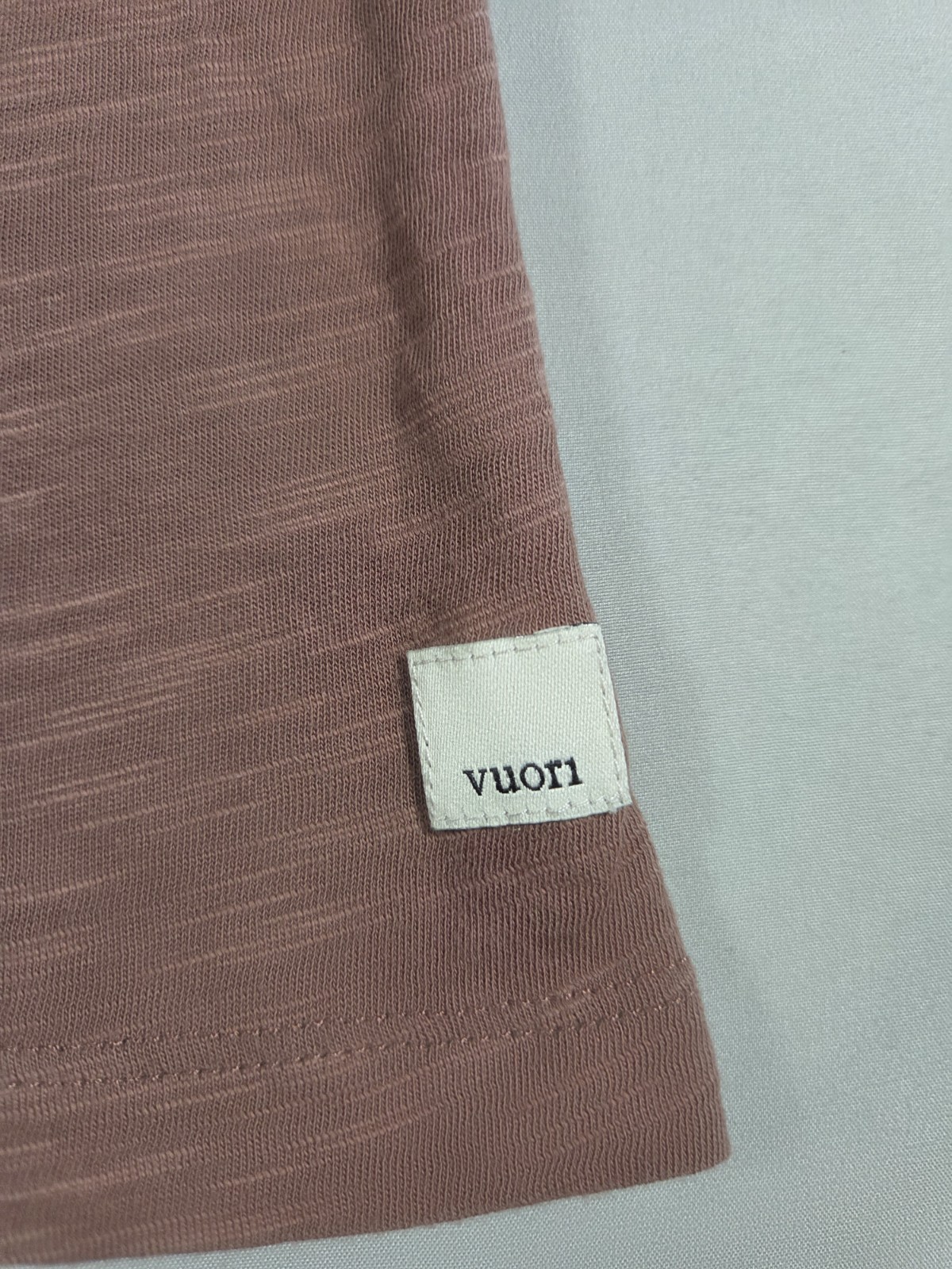 Vuori Men's Medium Tradewind Performance T-Shirt Heather Brown Breathable Pocket gallery