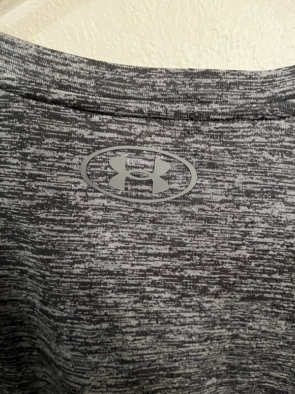 Under Armour Notre Dame Men’s Medium Heat Gear Loose Fitting Tee Gray White gallery