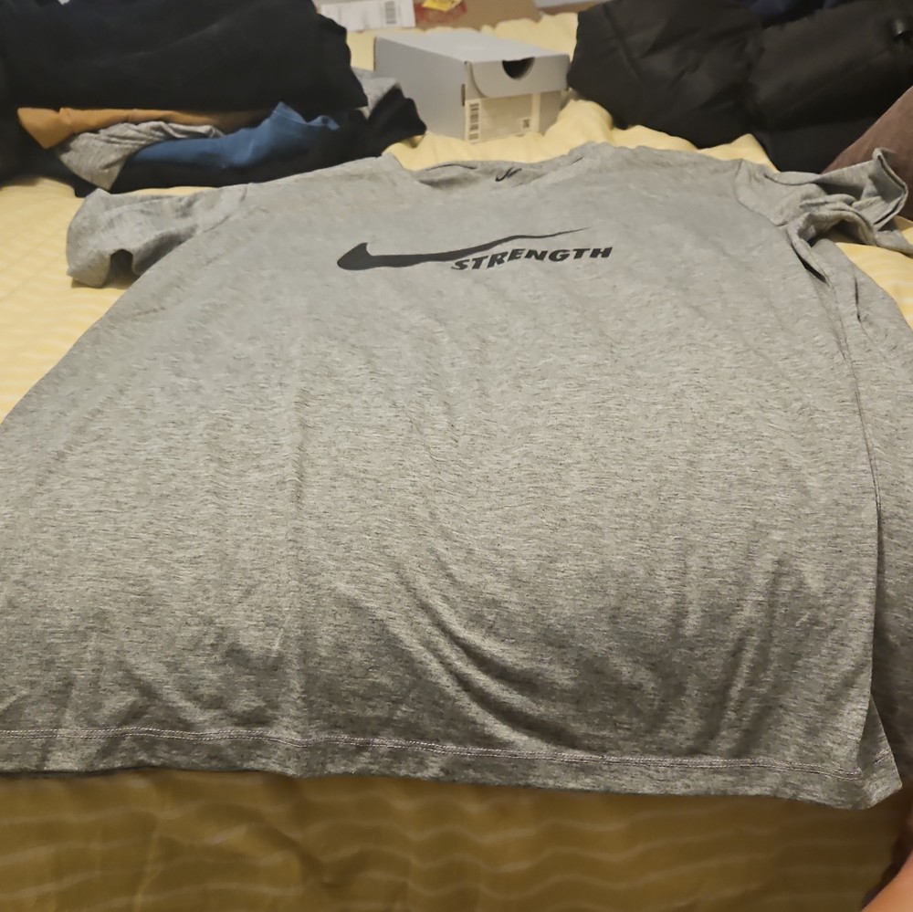 Nike Men’s Gray Solid Polyester Dri-FIT Logo Crew Neck Regular Fit T-Shirt XL