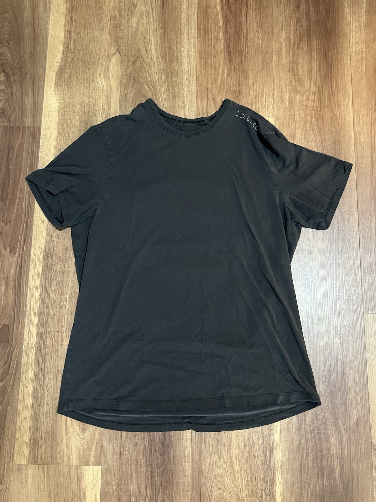 Lululemon Men’s Shirt Size M Gym Workout Training T Shirt Black Graphic Spellout gallery