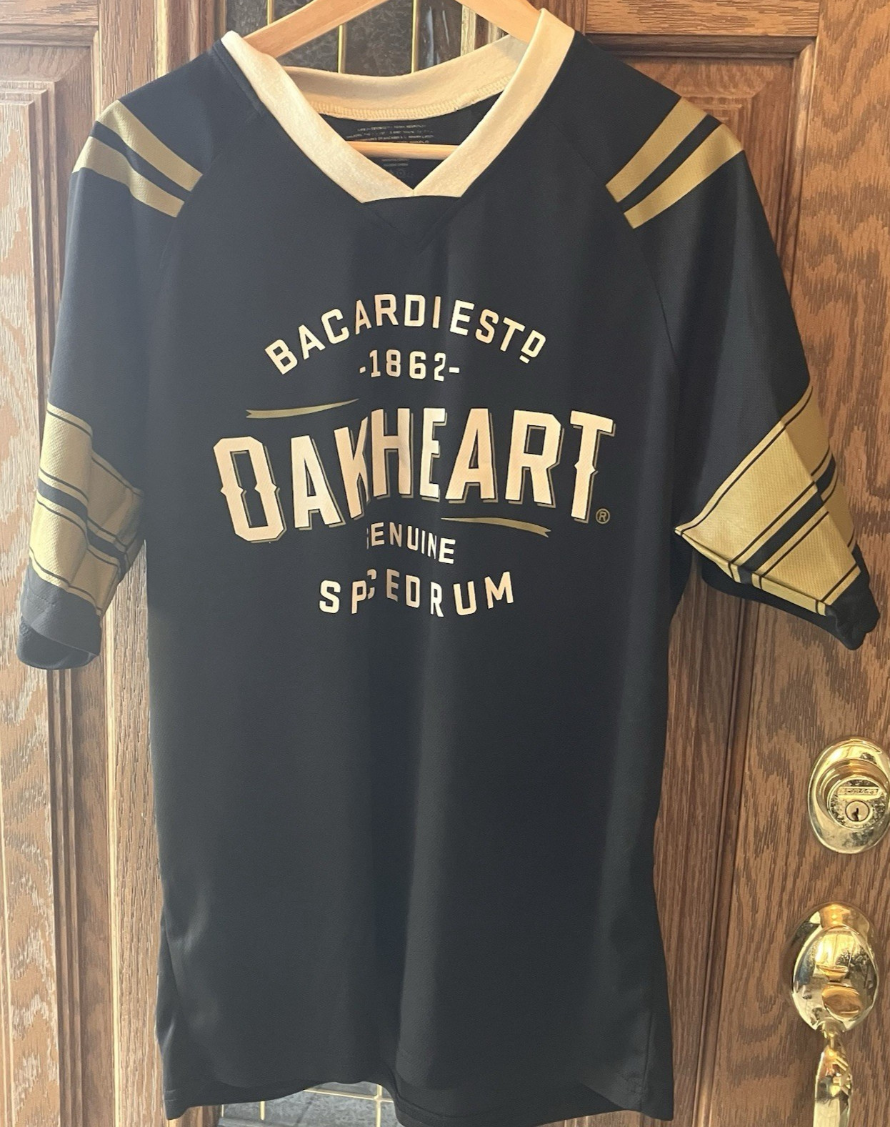 Bacardi Men’s Black & Gold Oakheart Genuine Spiced Rum Jersey Size Medium EUC gallery