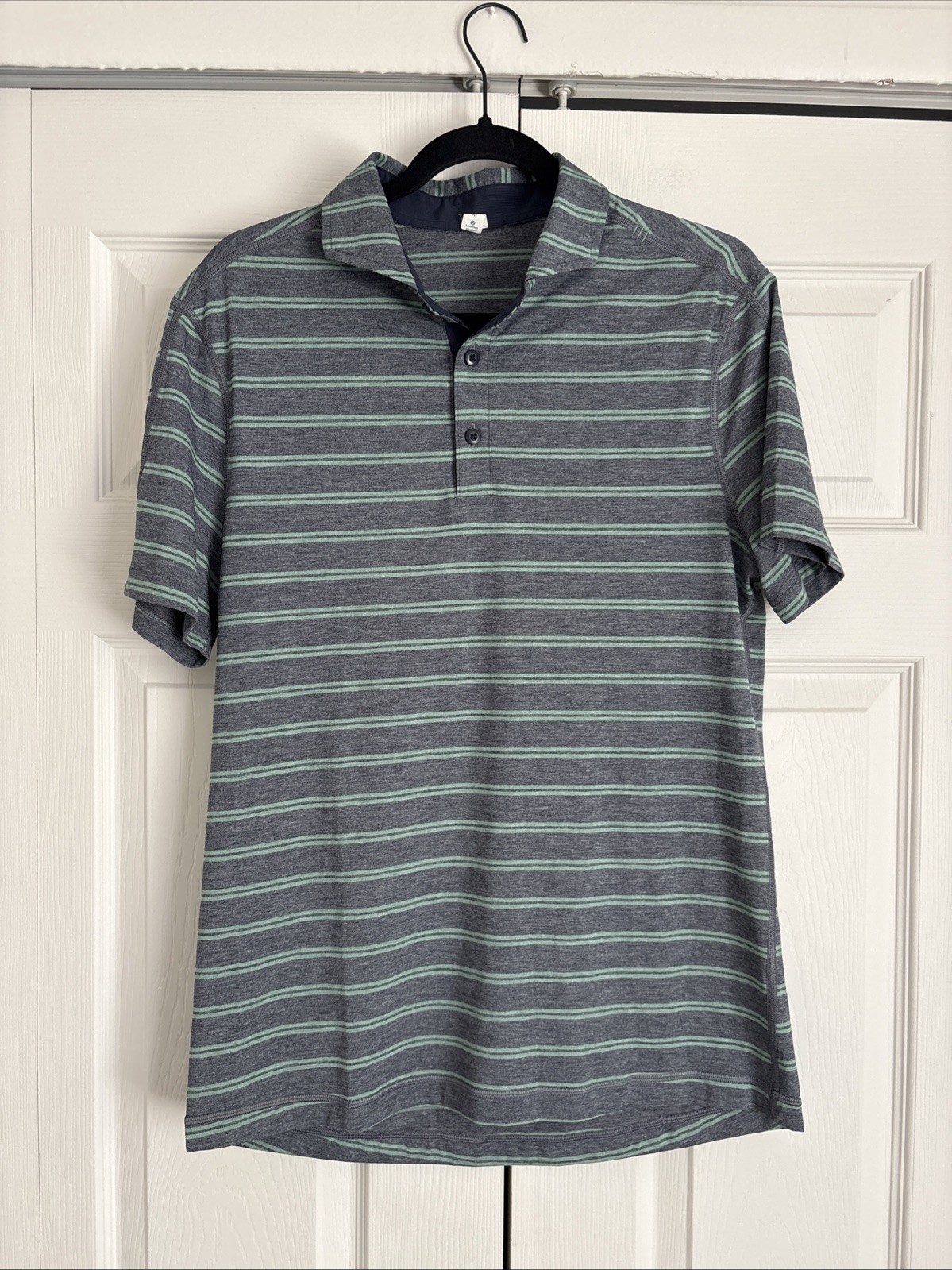 LULULEMON EVOLUTION POLO SHIRT IN BLUE GRAY STRIPE PATTERN SZ M gallery