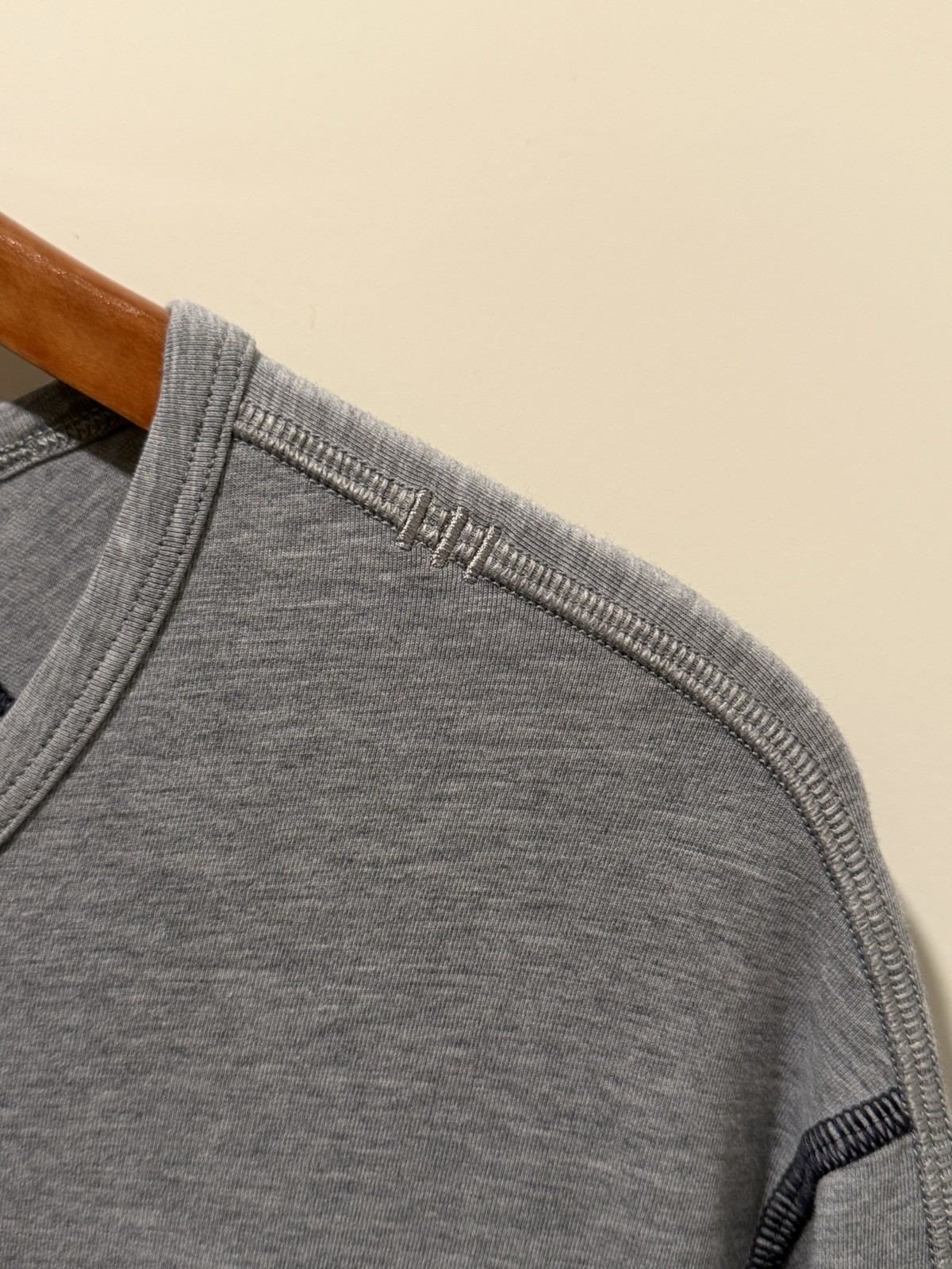 Lululemon In Your Element Pocket Tee Shirt Grey/Navy Men’s Large gallery