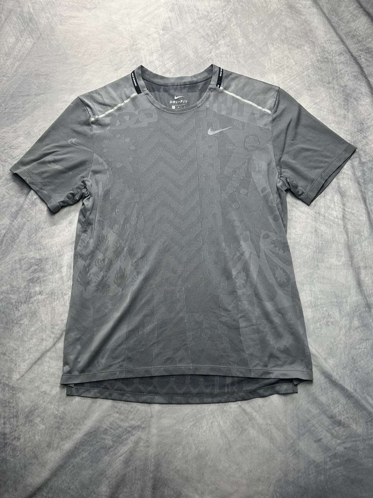 Nike Men's Wild Run TechKnit Short Sleeve Shirt Medium Gray & Reflective Silver gallery